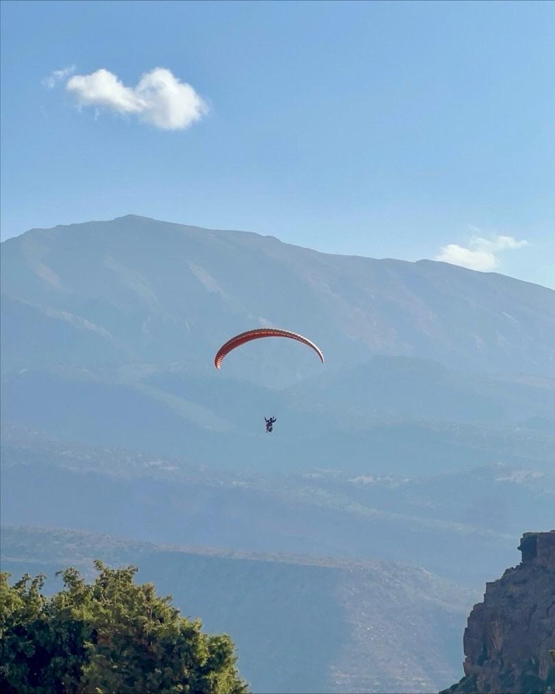 Passager en vol biplace au-dessus de la vallée