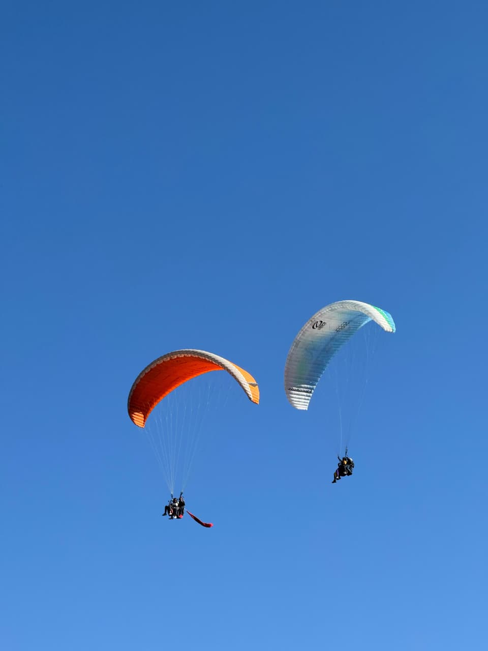 Vue aérienne des collines du Moyen Atlas depuis un parapente