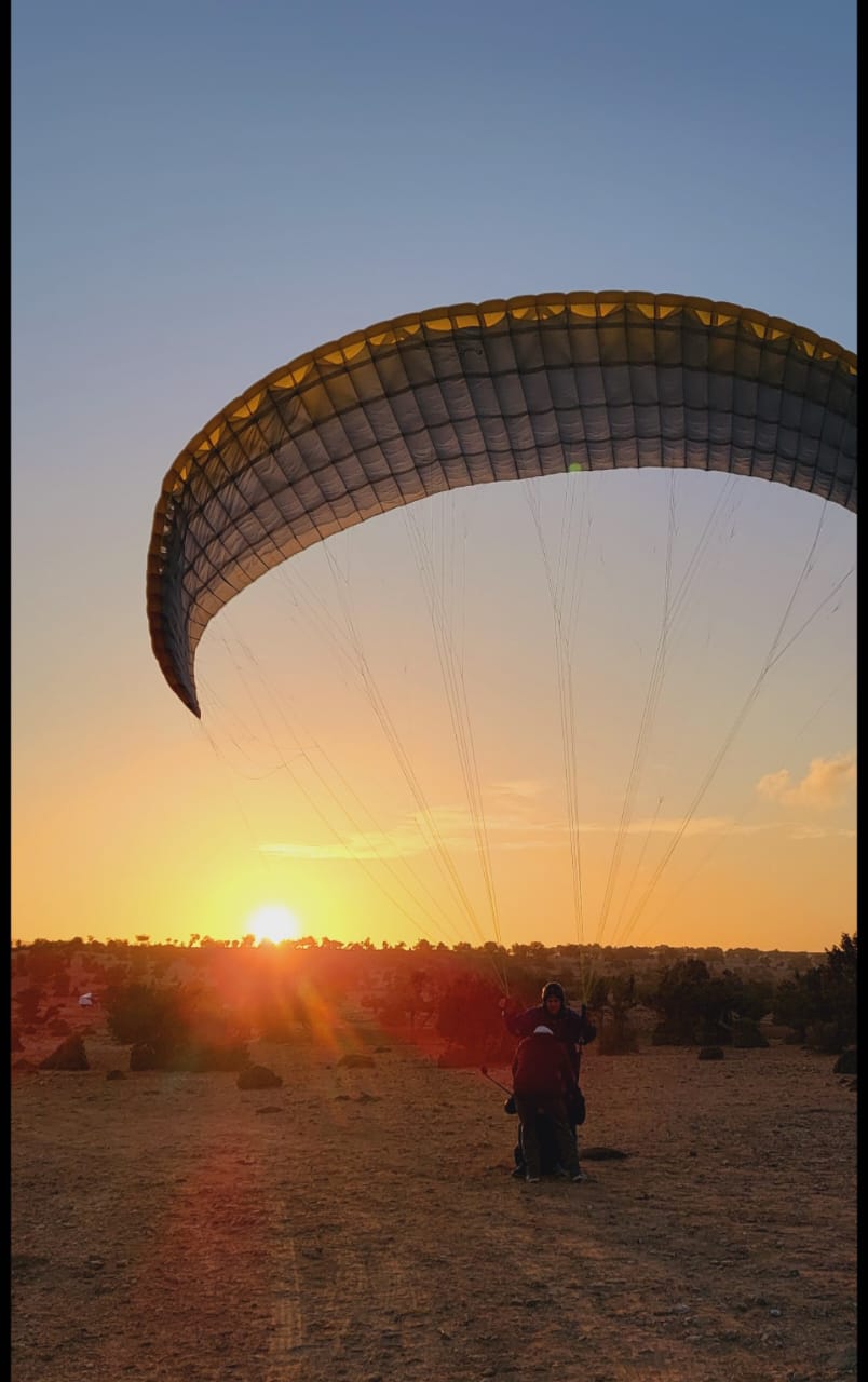 Vol biplace en parapente au-dessus des collines de Fès-Meknès